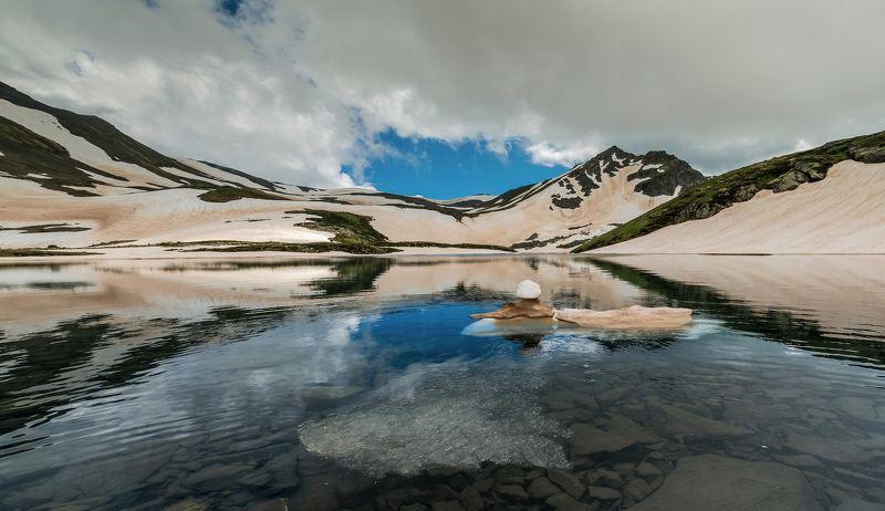 кавказ, горы, кчр, загедан, озеро, июнь, 2018 Маленький айсберг озера Надежды фото превью