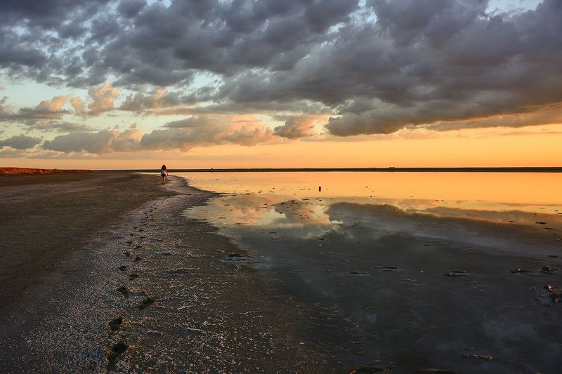 азов,	закат,	краски,	лиман, настроение,	облака,	следы,	соль Уходя не оглядывайся...photo preview