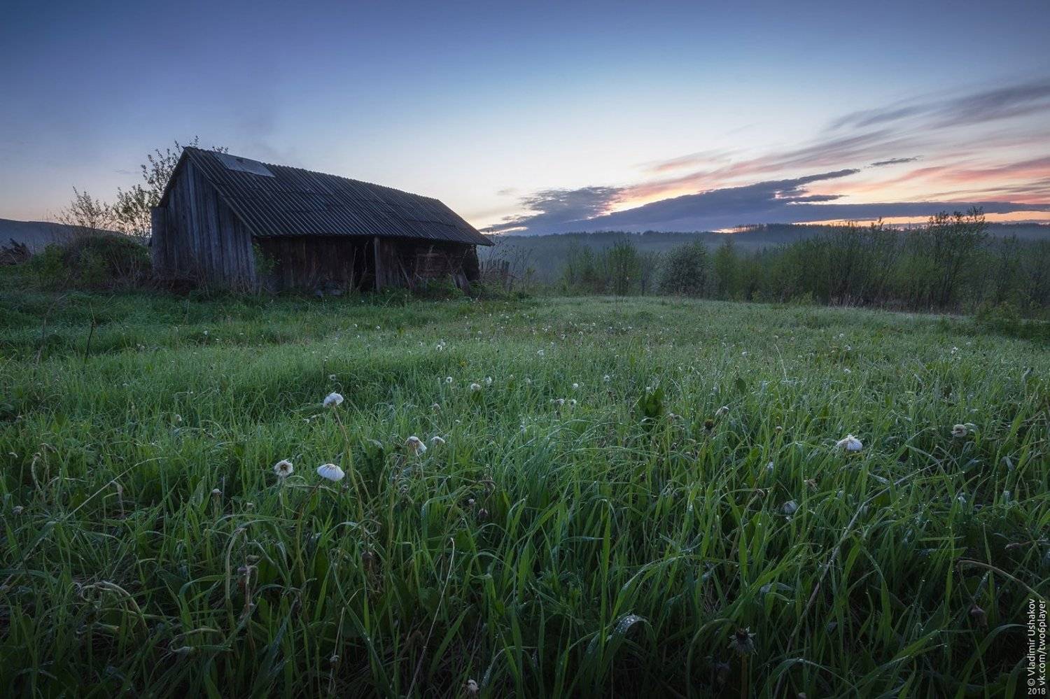 Рассвет в деревне. Автор: Владимир Ушаков утро, рассвет, строение, поле, облака, деревня, Сибирь, Пермский край, Владимир Ушаков
