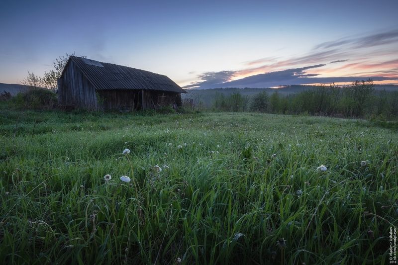 утро, рассвет, строение, поле, облака, деревня, Сибирь, Пермский край Рассвет в деревне фото превью
