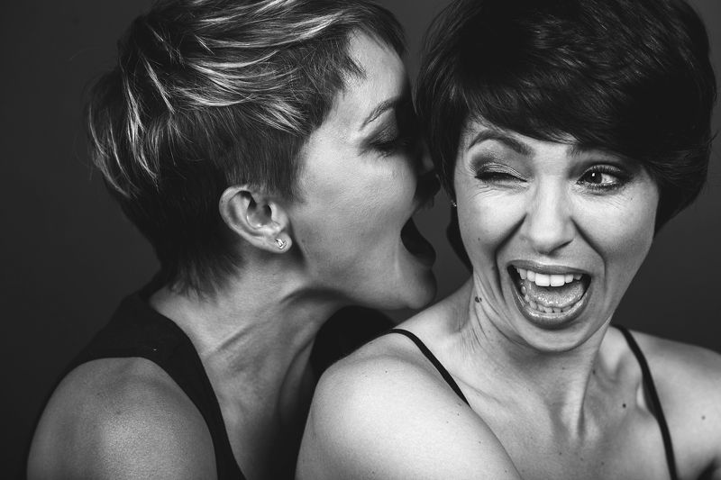 женский портрет. чб фото. улыбки. красота Подругиphoto preview