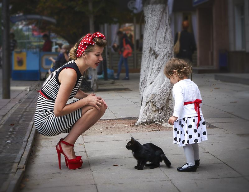 Саратов, Россия, улица, лето, девушка, девочка, котенок, мама, красный, белый. юмор Саратовский пинапphoto preview