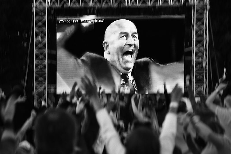 футбол, фаны, болельщики, народ, эмоции, руки, люди, фан зона, гол, черчесов, экран ГООООООООООООООЛ!!!!photo preview