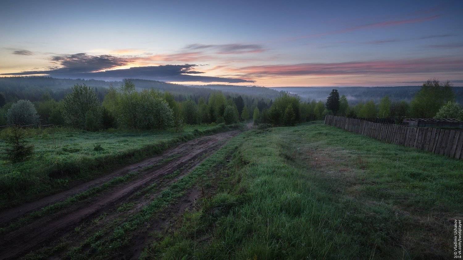 Рассвет у деревни. Автор: Владимир Ушаков утро, рассвет, дорога, деревня, Сибирь, Пермский край, Владимир Ушаков