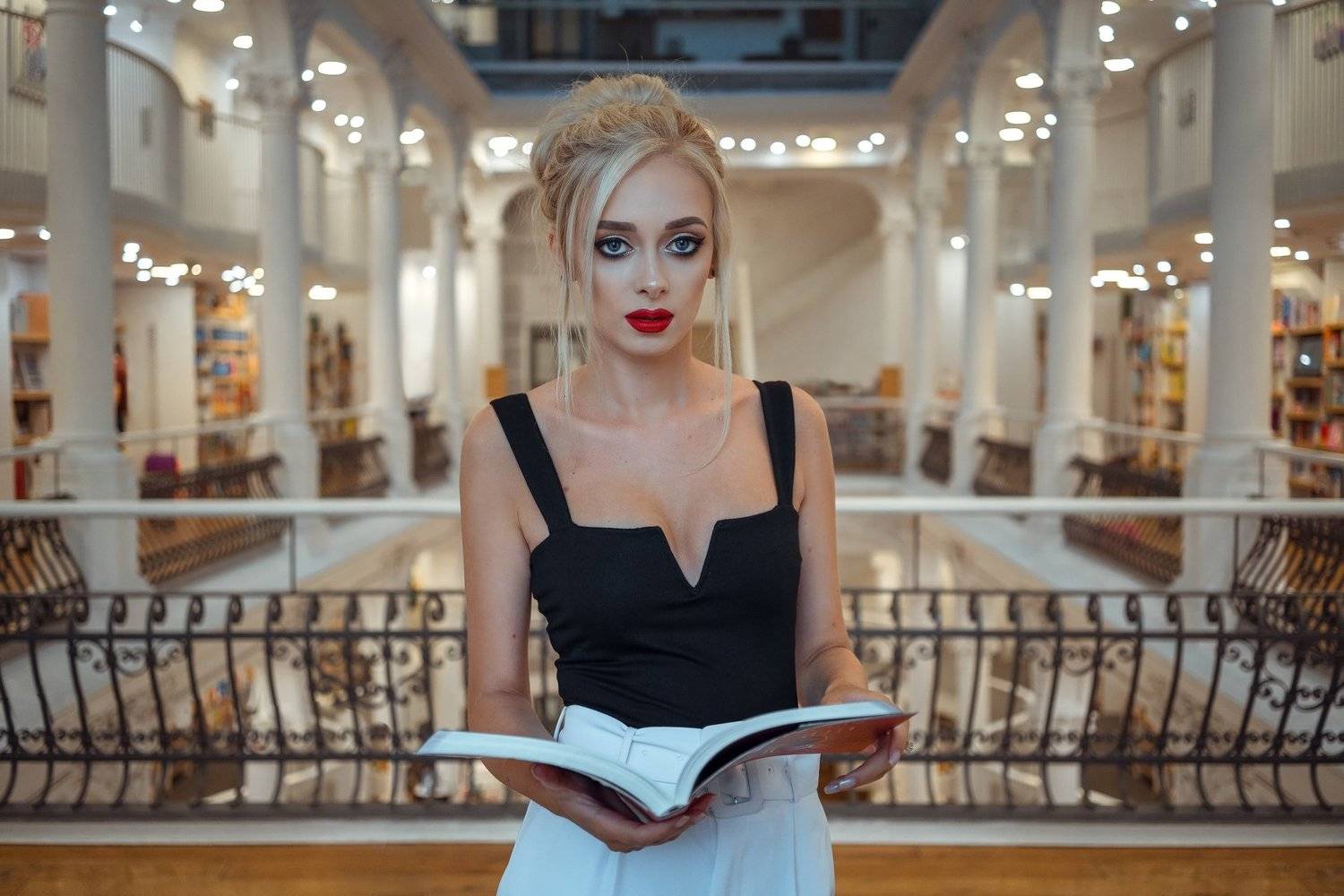 girl, blonde, model, blue eyes, 35mm, composition, bokeh, availabile light, natural, retouch, color, sony, urban, portrait, photography, Andrei Marginean