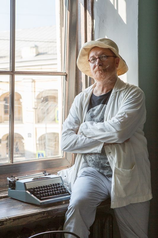 писатель, окно, подоконник, свет Писательphoto preview