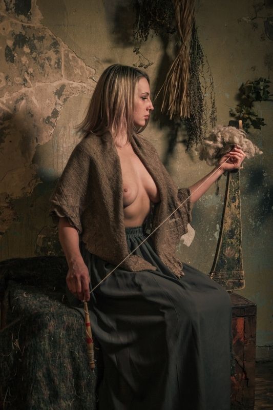 ню, nu, nude, nudeart, арт-ню, портрет, portrait, girl, девушка, обнажённая, грудь, винтаж, vintage, ретро, деревня, платок, прялка, куделя, кудельница, photo preview