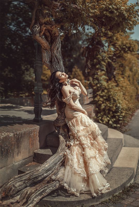 девушка, платье, солнце, парк, жара, кружева, брюнетка,  Жараphoto preview