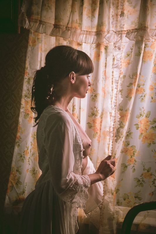 ню, nu, nude, nudeart, арт-ню, портрет, portrait, girl, девушка, обнажённая, грудь, винтаж, vintage, ретро, деревня, окно, занавески, смотрит, ждет, ночнушка photo preview