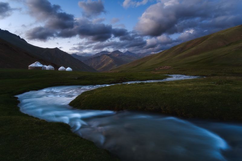 киргизия, кыргызстан, средняя азия, горы, каньон, скалы, пейзаж, лето, ущелье, река, вечер, сумерки, юрта photo preview