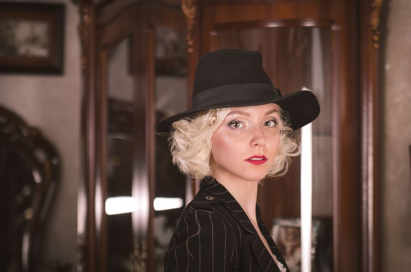 модель, гламур, стиль, шляпа, костюм, барокко, англия, диван, стул, кресло, зеркало По-английски фото превью