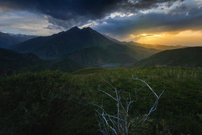 киргизия, кыргызстан, средняя азия, горы, дорога, скалы, пейзаж, лето, ущелье, озеро, закат Киргизияphoto preview