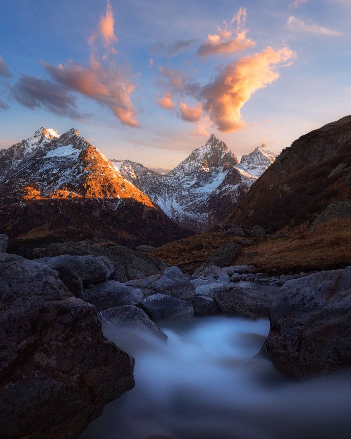 Отблески заката. Автор: Cтанислав Малых швейцария, горы, небо, вода, ручей, альпы, скалы, вечер, закат, Cтанислав Малых
