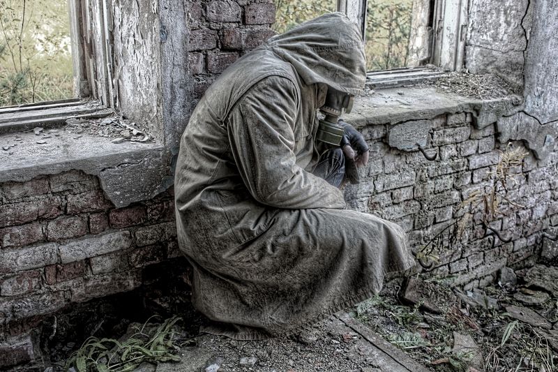 человек, противогаз, выживание, разруха, апокалипсис последний человекphoto preview