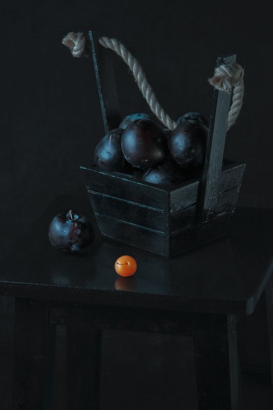 слива, алыча, натюрморт, табурет, черный, фрукт, еда С алычойphoto preview