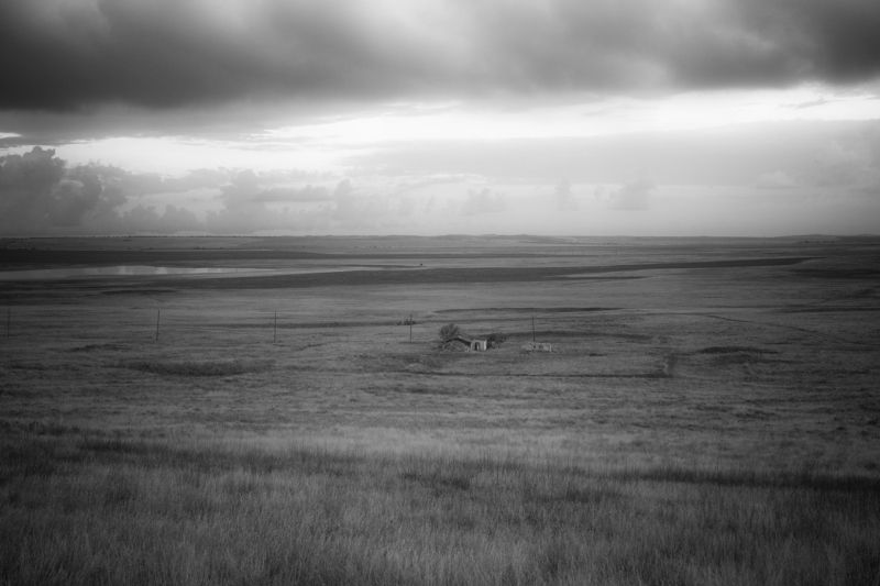 пейзаж, концептуальная фотография, черно белое, степи, дом в степи, небо, крым Вне времени или цивилизация в миниатюреphoto preview