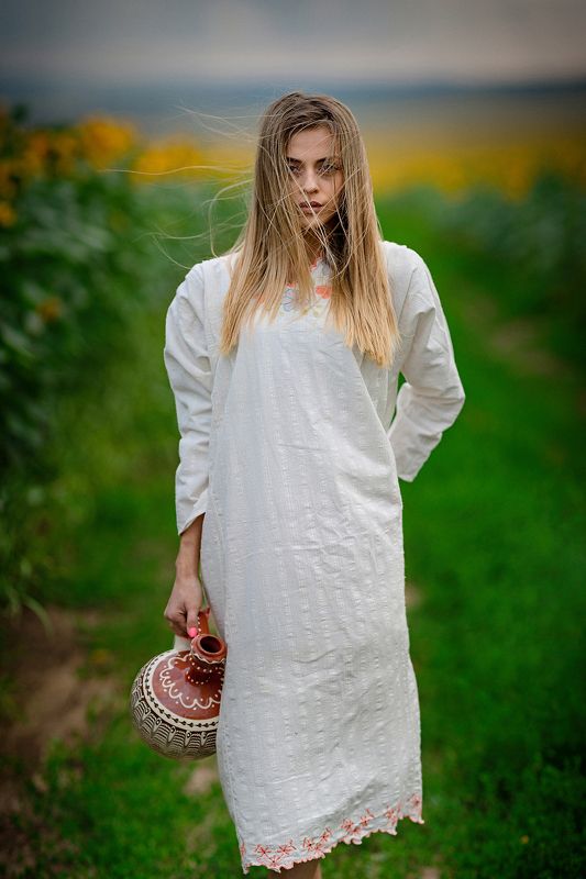 девушка, портрет, камера, молодость, глаза, кувшин, подсолнух Девушка с кувшиномphoto preview