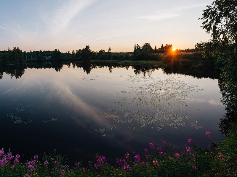 озеро,отражение,закат,берег,вода,река,пруд,цветы,деревня,вечер,лето,солнце,лучи,небо Озеро на закатеphoto preview