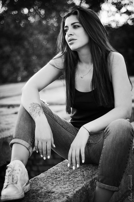 уличный портрет, портрет на природе, девушка, чб уличный портретphoto preview