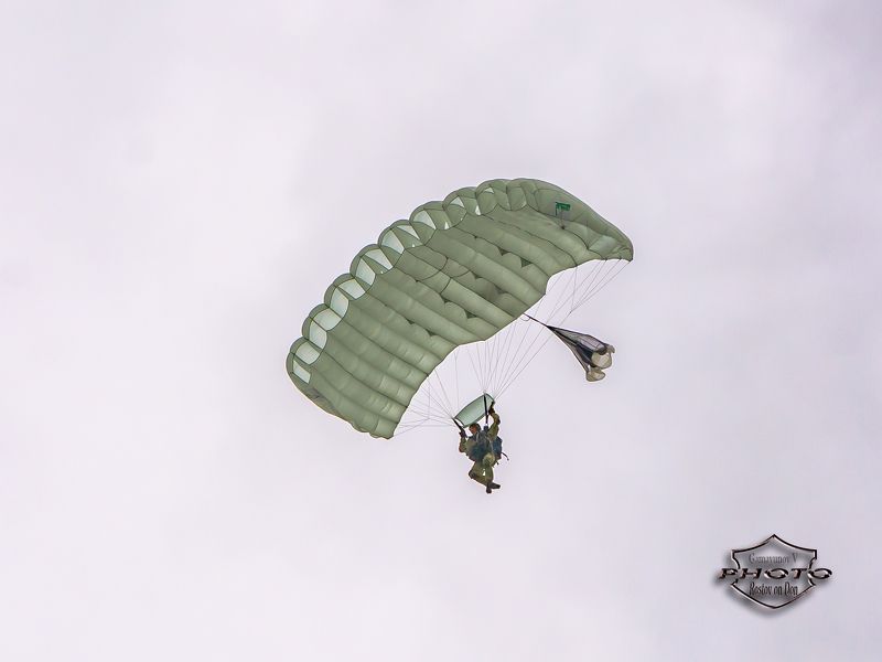 в небе над Ростовом десантphoto preview