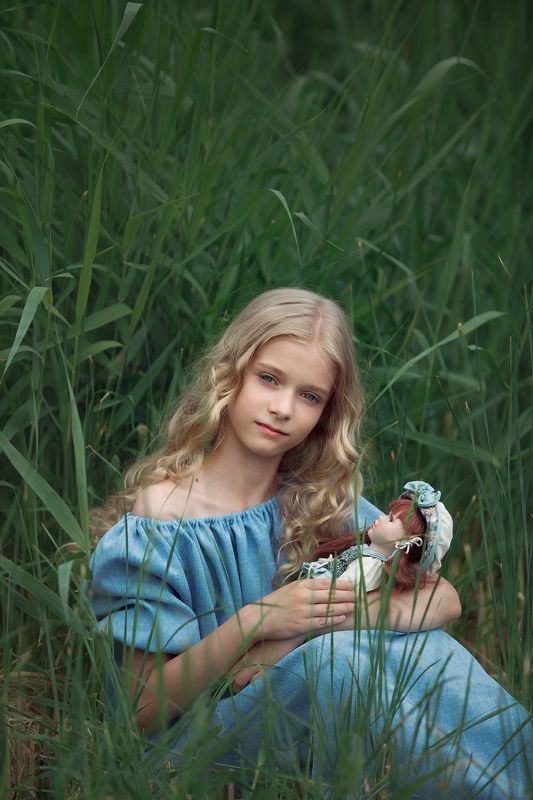 ДЕТИ, КУКЛА, ТРАВА, семья, ребенок, девочка, одежда Летом)photo preview