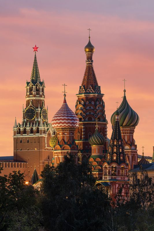 The Cathedral of Vasily the Blessed and the Spasskaya Tower of Moscow Kremlin.photo preview