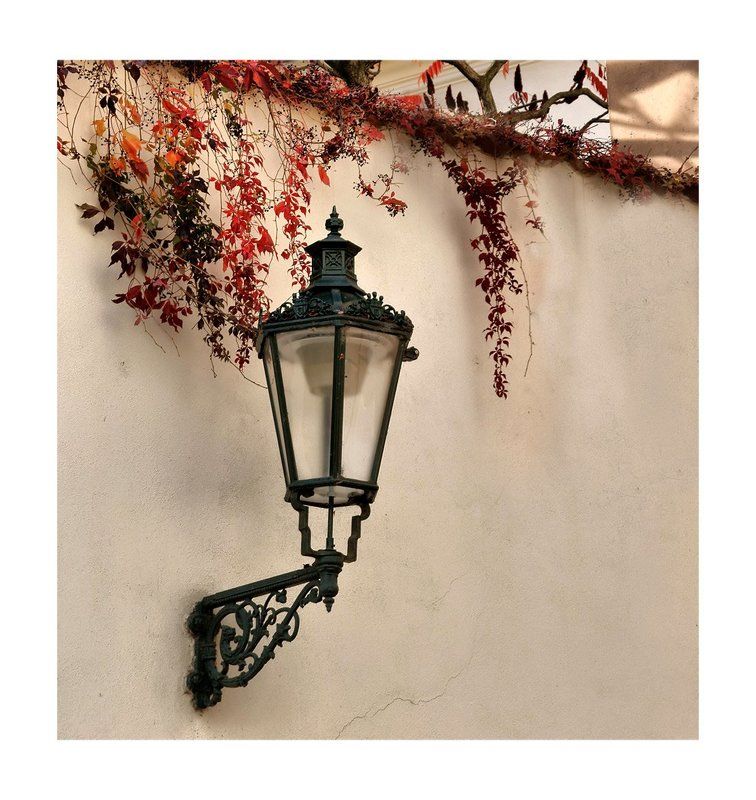 фонарь, стена photo preview