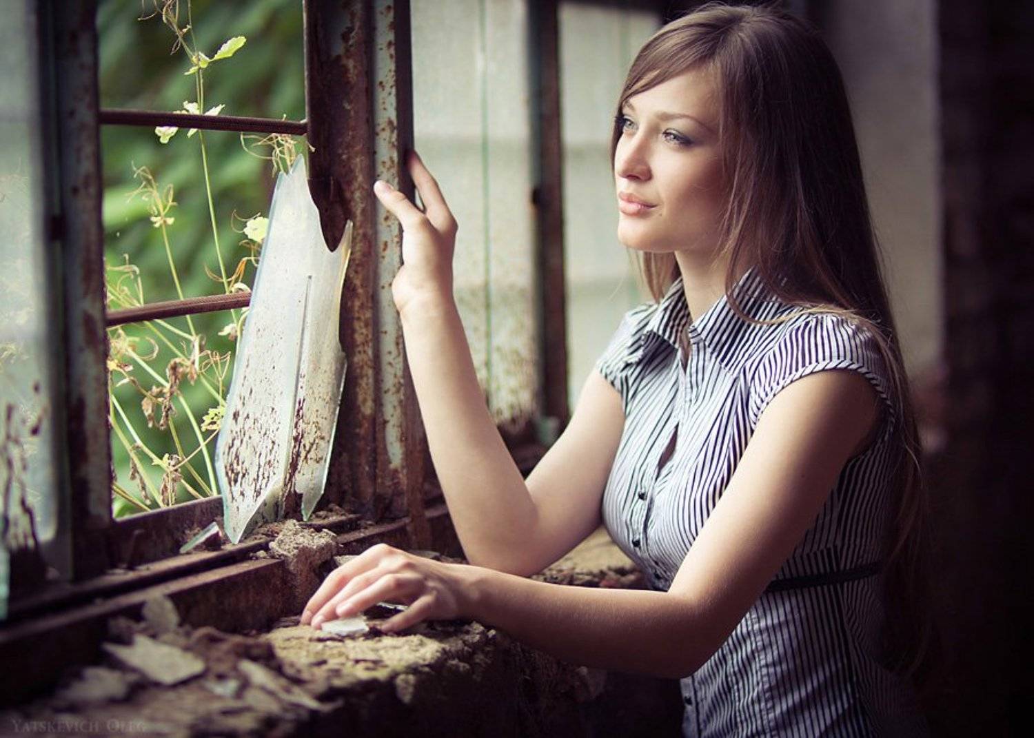 ***. Автор: Олег Яцкевич окно, даша, девушка, портрет, стекло, Олег Яцкевич