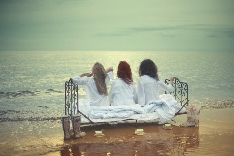 женщина, кровать, озеро, берег, одеяло, сон, вода, небо, портрет, песок, кружка, сапоги, dyadyavasya photo preview