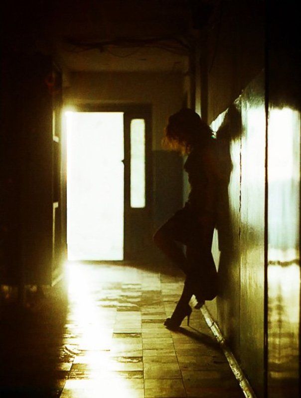 ожидание, свет, сумка, подъезд, девушка Ожиданиеphoto preview