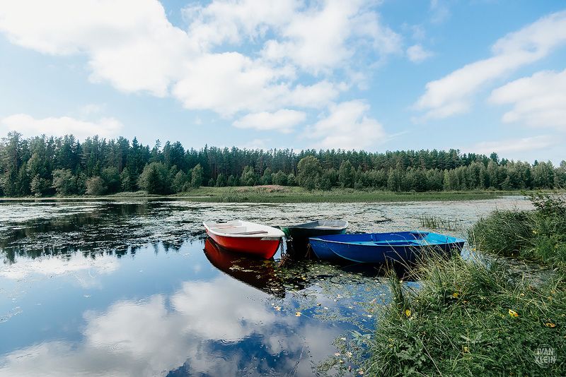 лодка,лодки,пейзаж,река,отражение,лес,область,озеро,облака,небо,деревья,транспорт,лето,день, Три лодкиphoto preview