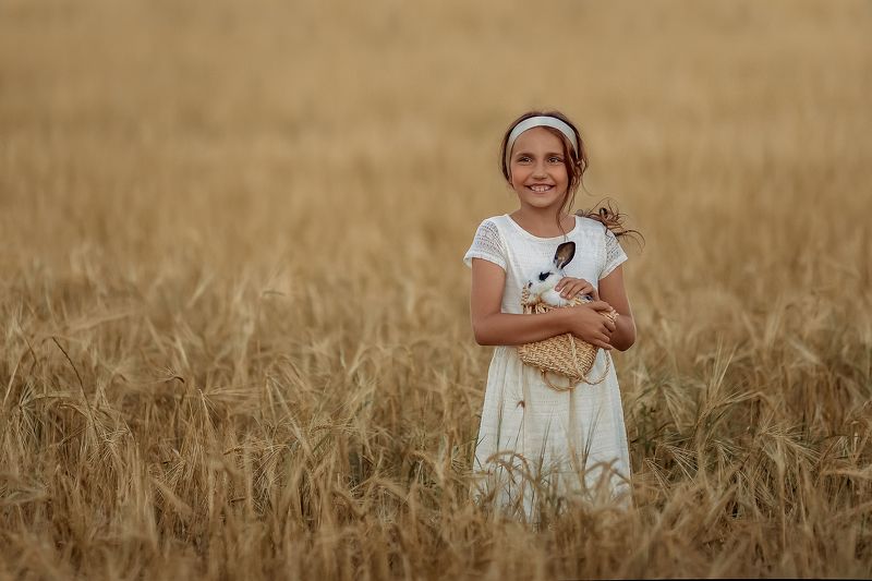 поле, рожь, дети, простор, кролик во ржиphoto preview