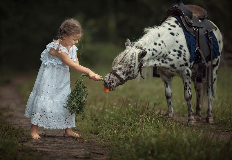 Кушай, Мася, морковочку! Полезно!photo preview