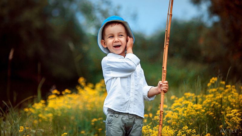 детское, малыш, ребенок, рыбак, цветы, поле, на природе, улыбка Лешаphoto preview