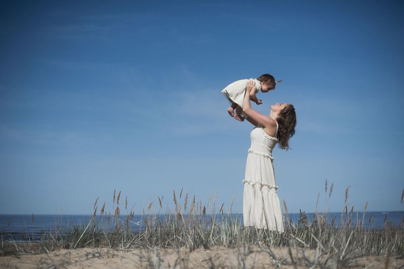 лето пляж море небо мама дочка белое платье photo preview