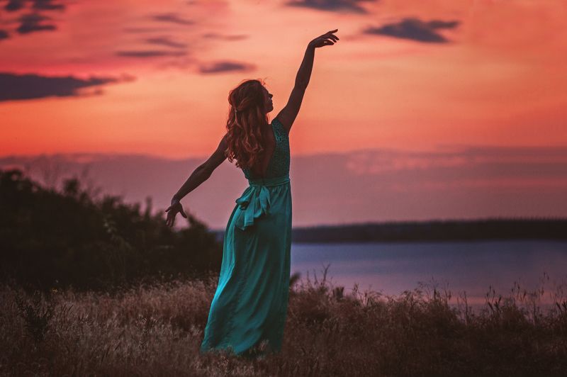 Танцующая у обрываphoto preview