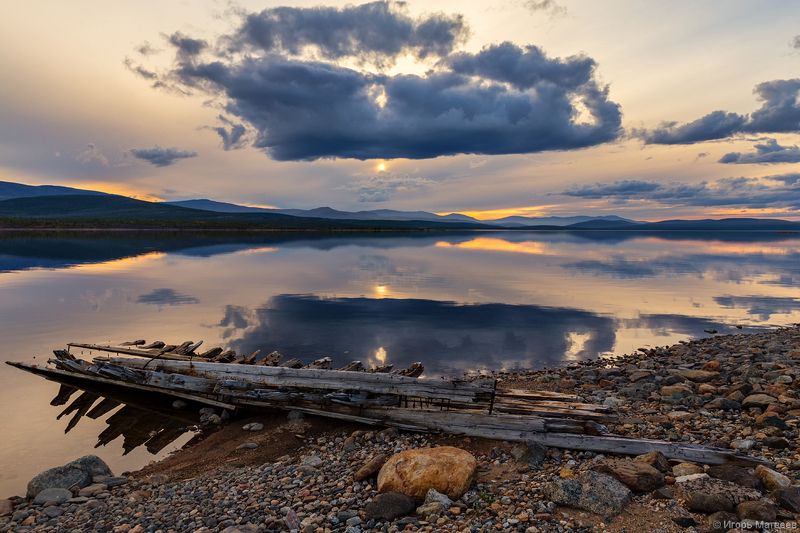 берег,озеро,штиль,горы,тучи, На берегу фото превью