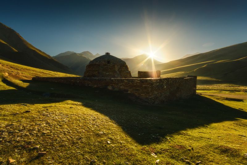 киргизия, кыргызстан, средняя азия, горы, ущелье, скалы, пейзаж, лето, солнце, каньон, утро, рассвет, караван-сарай Приют кочевниковphoto preview