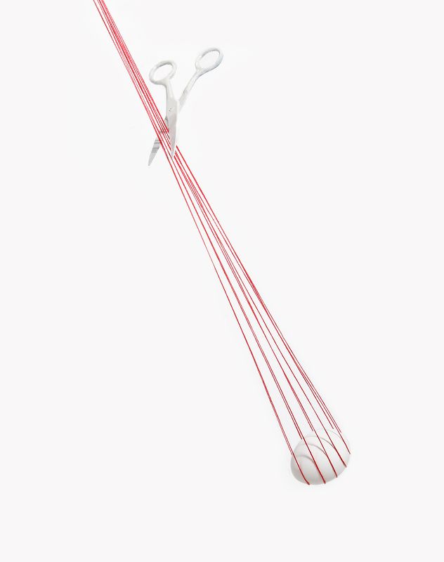 яйцо, нити, ножницы, креатив cut offphoto preview