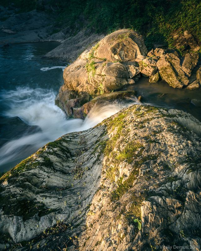 Округлые изгибы камней. Покуття. Карпаты.photo preview