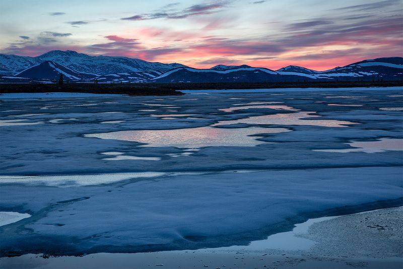 закат, озеро, колыма, лед, июнь, полыньи, отражение, вечер, краски, синий, роовый, красный, небо, облака Ледяной закатphoto preview