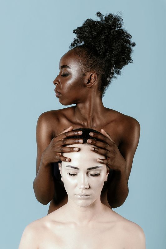 Черные птицы слетают с луныphoto preview