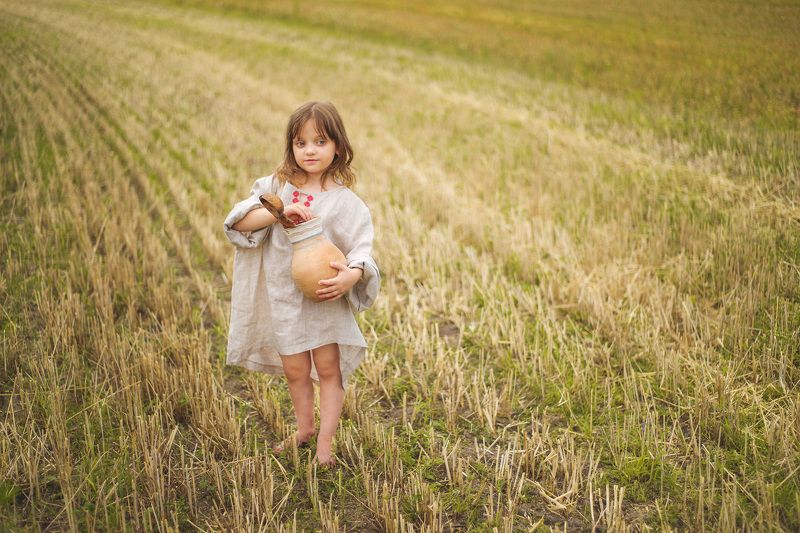 Девочка с кувшиномphoto preview