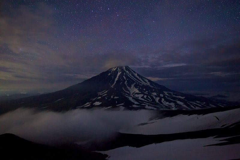камчатка, авачинский вулкан, корякский вулкан, ночь, звезды, млечный путь, туман. горы Спящий великанphoto preview