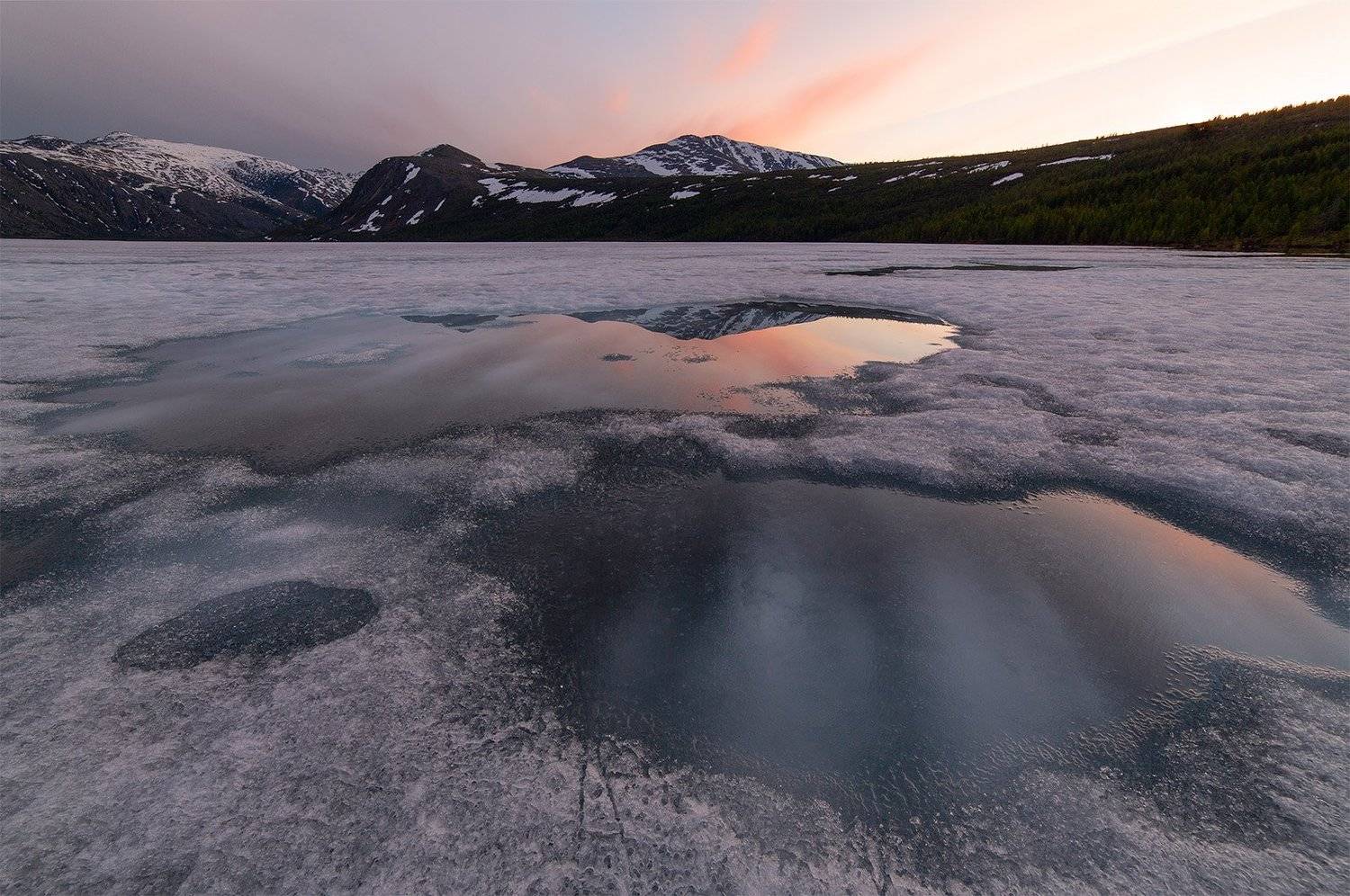 озеро, колыма, июнь, вечер, закат, лед, проталины, лужи, отражение, облака, горы, Антон Селезнев