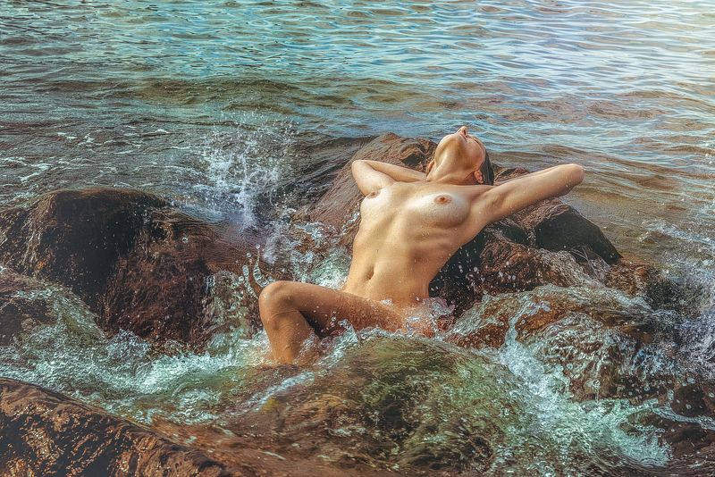 девушка море прибой пена волны брызги ню грудь Экспрессияphoto preview