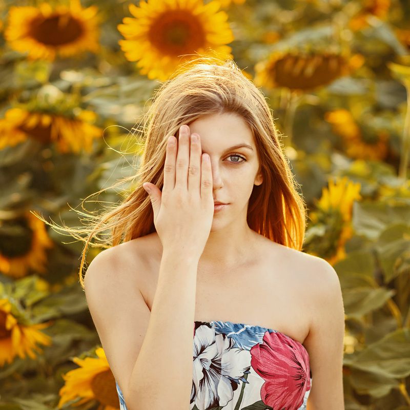 девушка, солнце, лето, подсолнухи, настроение, свет, яркий, желтый, цвет, руки, глаза, взгляд, крупный план Татьянаphoto preview