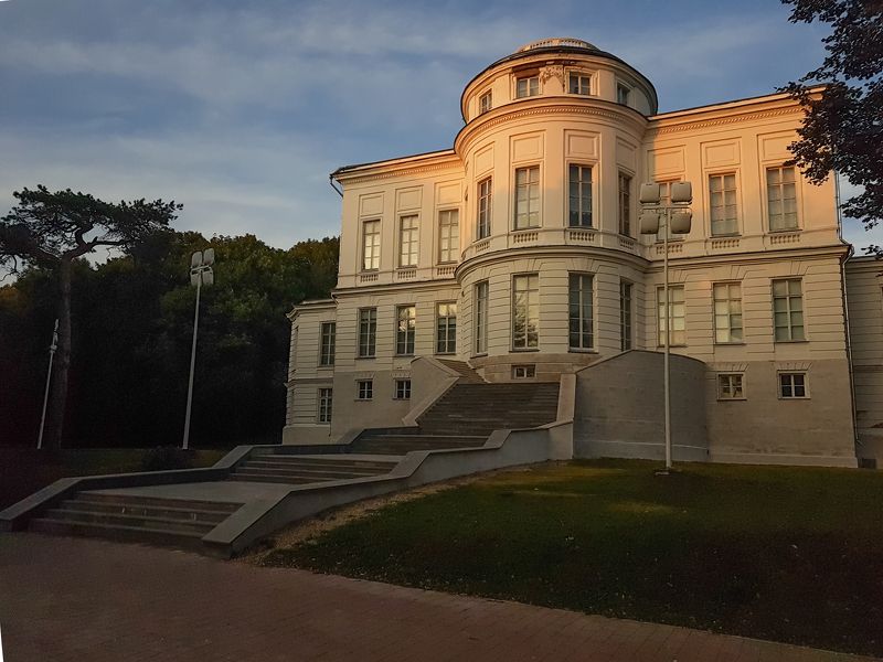 Усадьба Графа в золоте закатаphoto preview