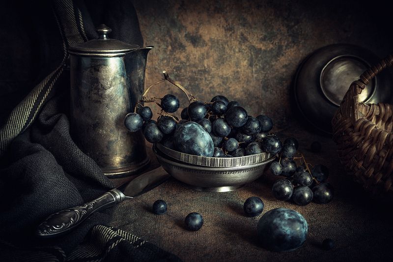 Гроздь чёрного виноградаphoto preview