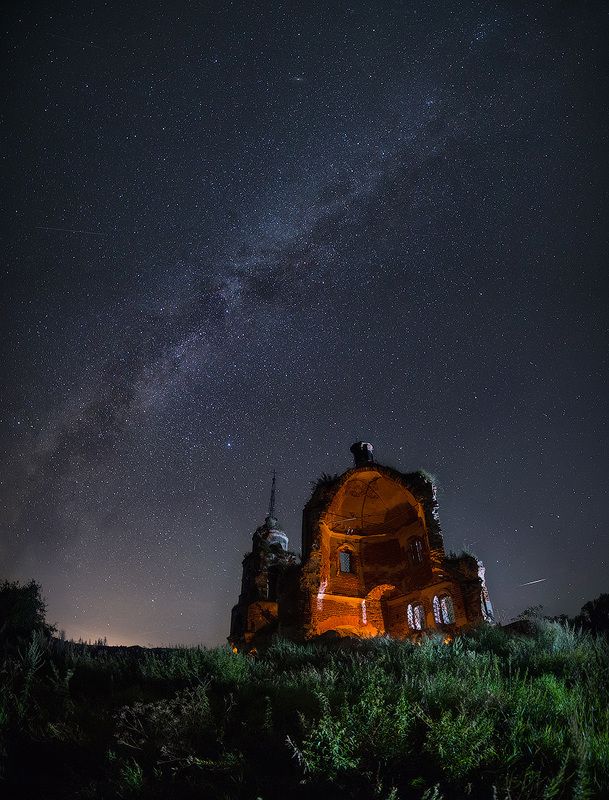 Разрушенная церковь и млечный путь фото превью